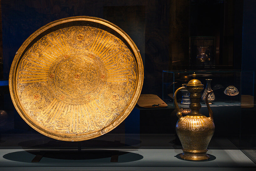 left: Tray bearing the name of al-Mujahid ʿAli, sultan of Yemen Egypt, Cairo C. 1340–1350 Chased copper alloy, inlaid with silver, red copper and black paste Paris, Musée du Louvre, Department of Islamic Art, OA 6008 | right: Ewer bearing the name of al-Muzaffar Yusuf, sultan of Yemen Signed: ʿAli ibn Husayn ibn Muhammad al-Mawsili Egypt, Cairo 674 AH/1275–1276 CE Chased copper alloy, inlaid with silver and black paste Paris, Musée du Louvre, Department of Islamic Art, deposit from the Musée des Arts Décoratifs, formerly Albert Goupil Collection, purchase, 1888, 4412