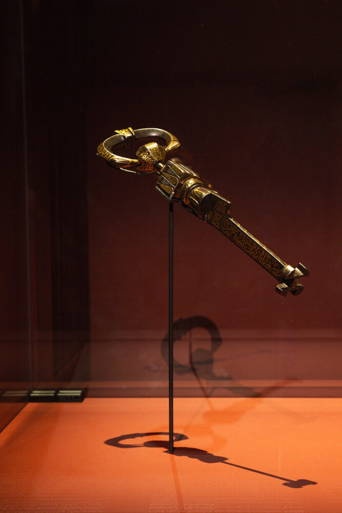 Key to the Kaaba, bearing the name of Sultan Faraj (r. 1399-1412) Egypt C. 1399–1412 Cast iron alloy, damascened with gold and silver Paris, Musée du Louvre, Department of Islamic Art, OA 6738