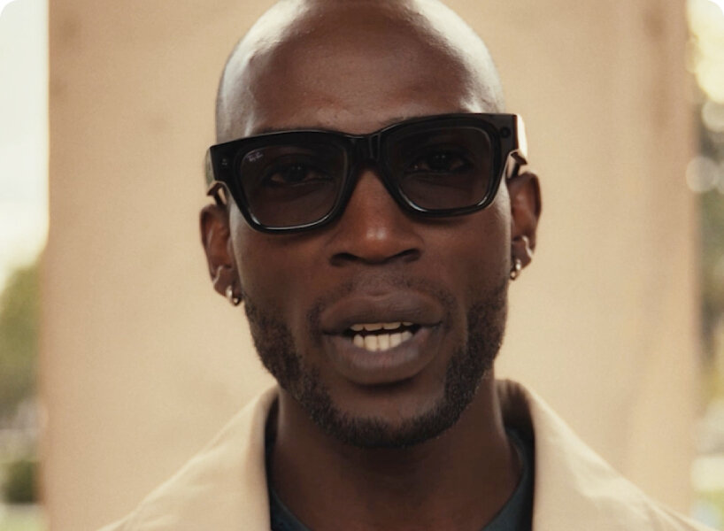 the display is built into the lens area but set off to the side