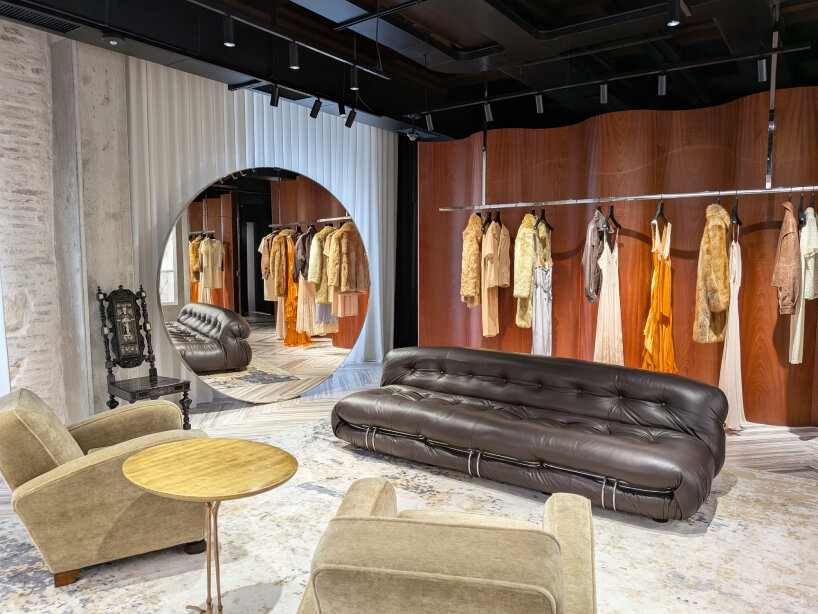 large circular mirrors visually expand the space | image © designboom