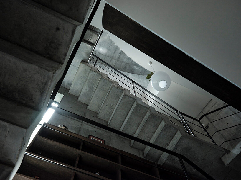 the plot of the residence is long and narrow