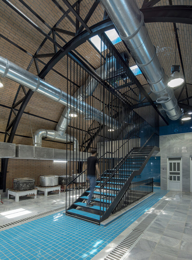 mechanical systems are combined with skylights that bring daylight into the interior