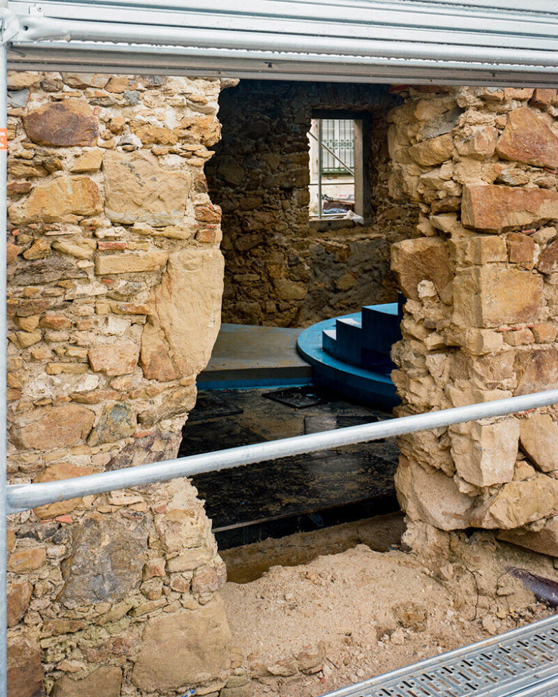 the building once combined a wine cellar with living quarters for workers and servants | image by Francisco Ascensão