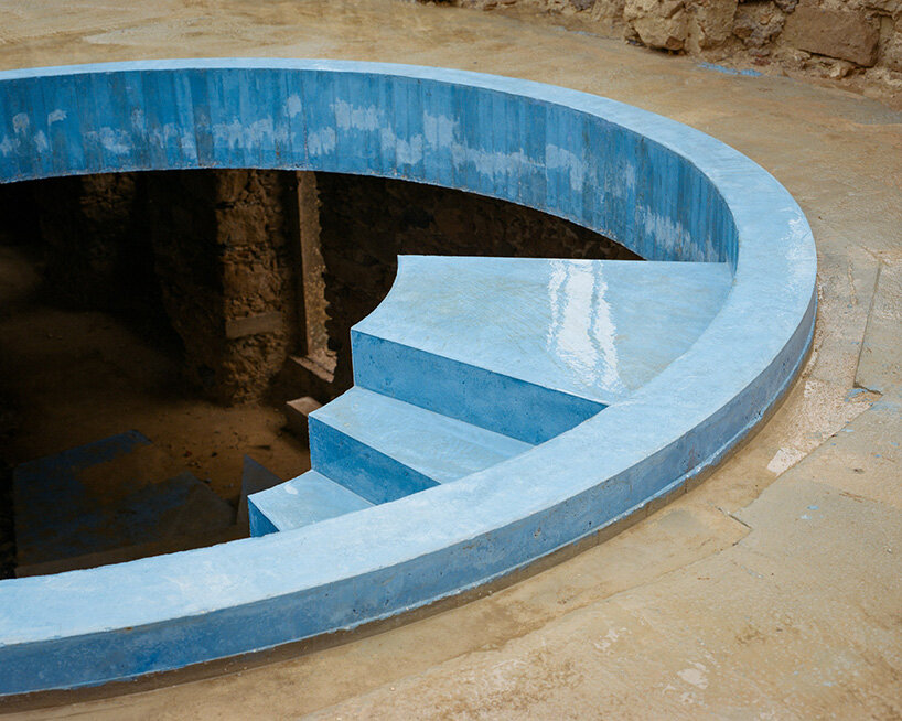 a single dwelling that preserves the memory of its dual past | image by Francisco Ascensão