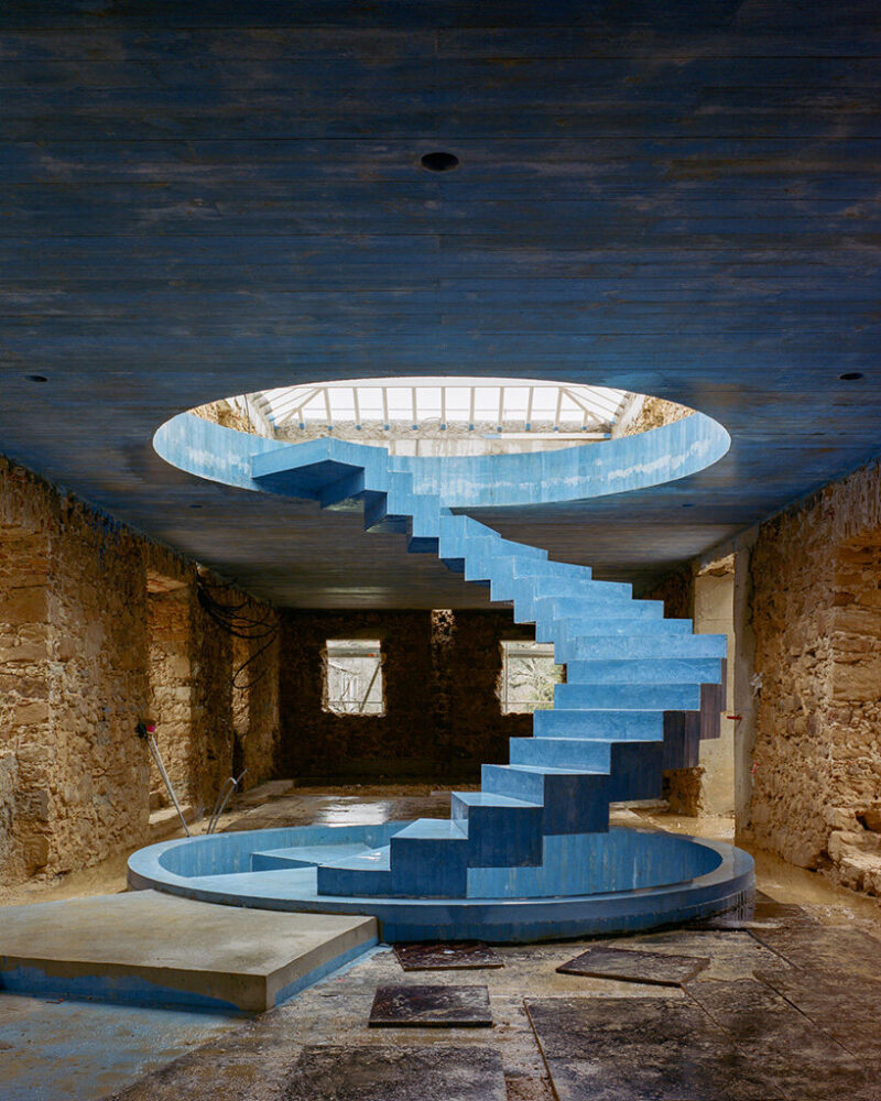 retaining only the perimeter walls | image by Francisco Ascensão