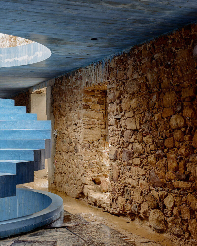 the structure stood for decades as a fragmented volume of interlinked spaces | image by Francisco Ascensão