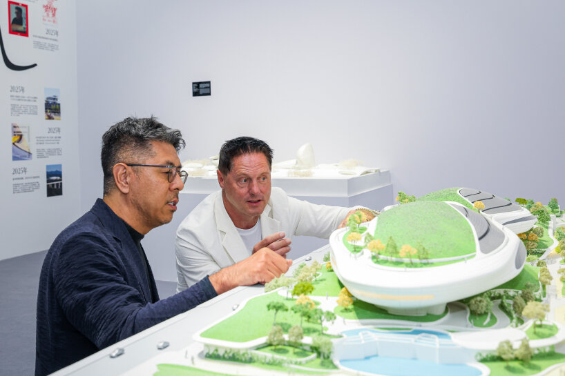 MAD's Ma Yansong and Gorden Wagener visiting the design exhibition in Shanghai