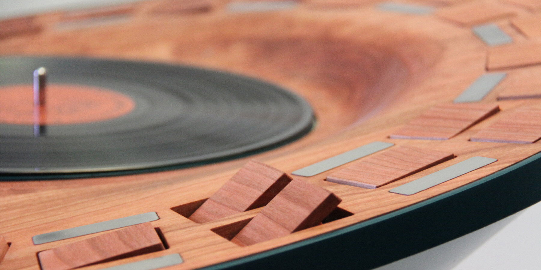 orbit-kinetic-turntable-sound-motion-moving-wooden-tiles-lillian-brown-designboom-large01