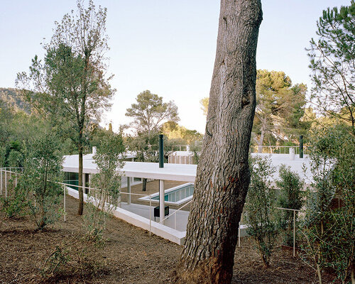 thin floating roof shelters arquitectura-G’s colonnaded courtyard house in spain
