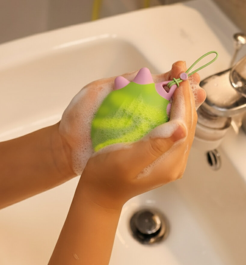 dinoosh uses thermochromic plastic material that changes color with warmth and friction during handwashing