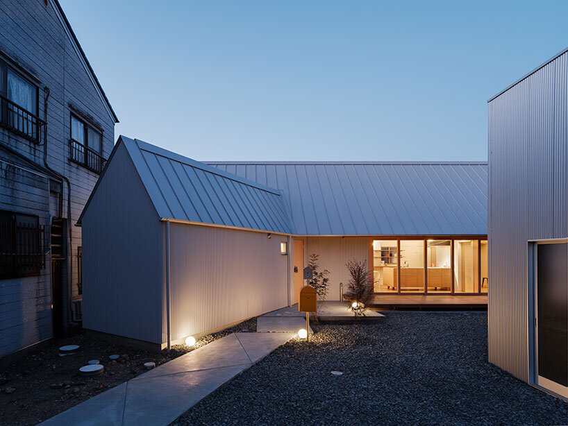 the semi-outdoor zones, maintain the connection between daily life and the exterior even after sunset