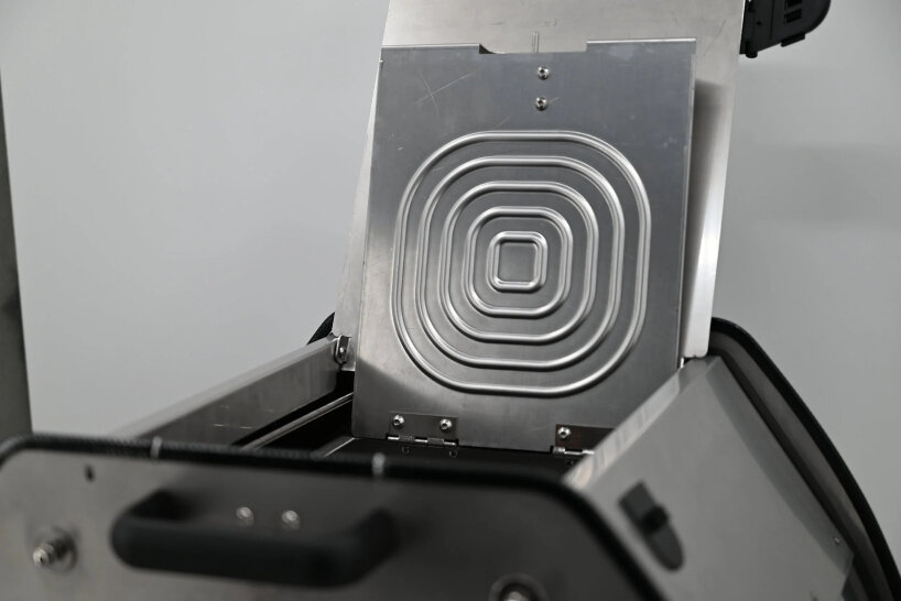 the scrubber on the lid has a textured pattern that can remove stains