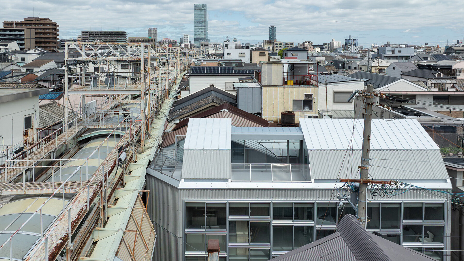 grid-facade-operable-windows-slender-residence-okuwada-architects-osaka-designboom-large02