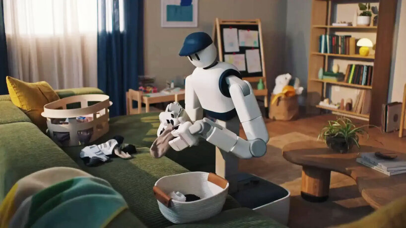 the device has arms that can move from ground level up to seven feet