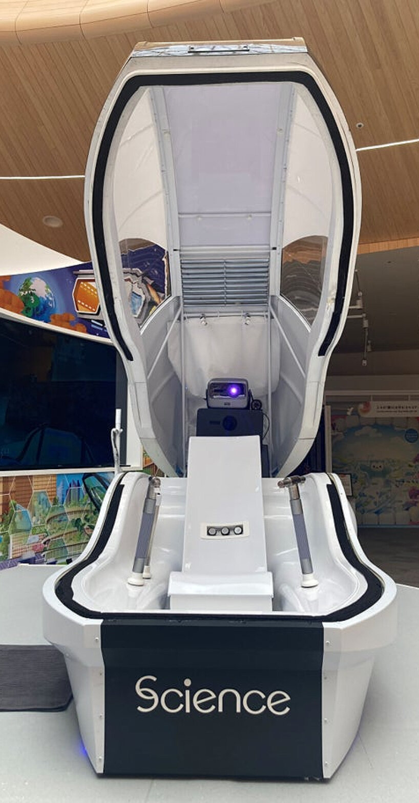 a sensor on the backrest measures the user’s heart rate and electrocardiogram during the bath