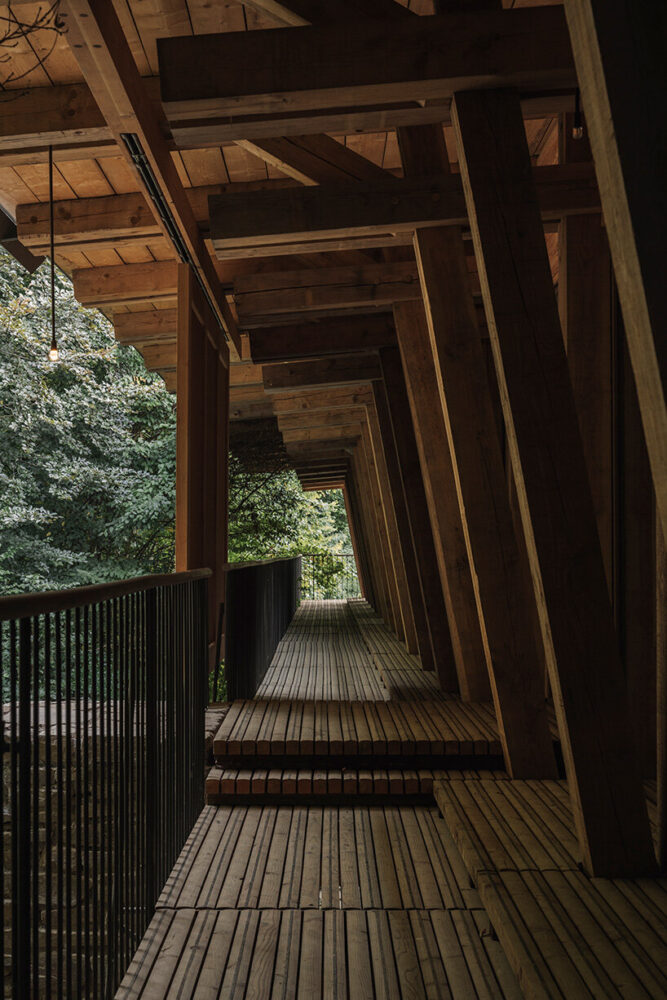 lithic structures rest directly on the schist bedrock through layers of compacted gravel