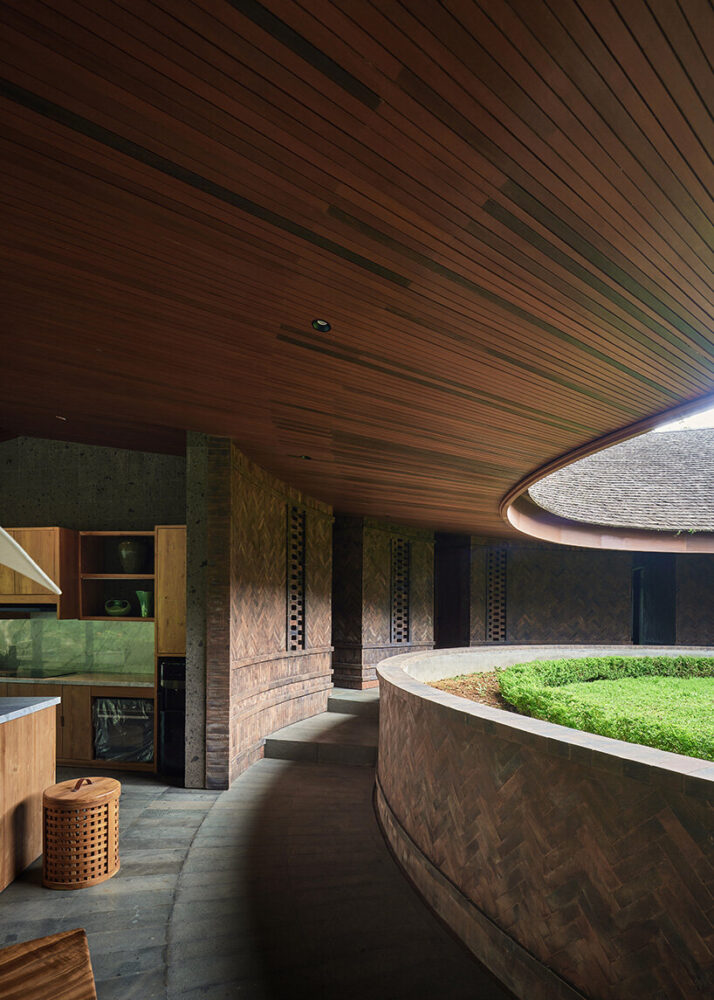 the deep overhang frames the courtyard garden