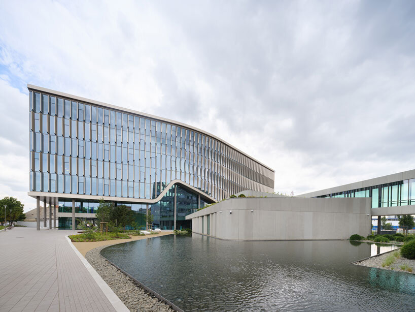 유리 커튼월이 부다페스트에 있는 ZDA의 Richter Gedeon 본사를 둘러싸고 있습니다