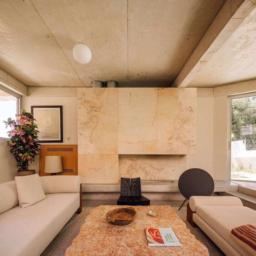 privacy from the surroundings is achieved through an inward-facing organization