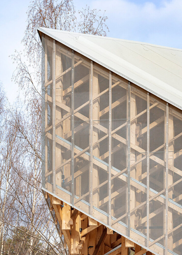 elements are mechanically connected in a sequence that generates both rigidity and a visual rhythm