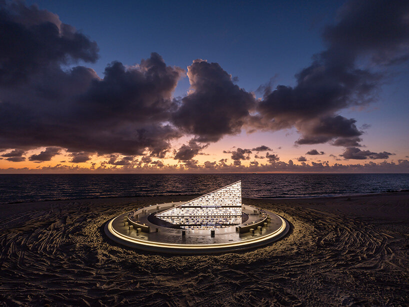 books and reflection become part of the city’s coastal landscape | image by Oriol Tarridas
