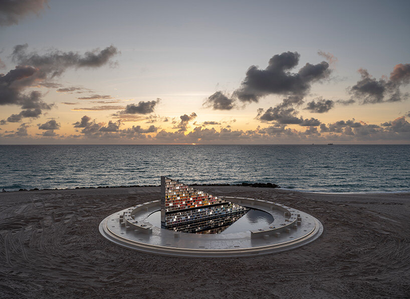 the rotation affects the people seated around it | image by Oriol Tarridas