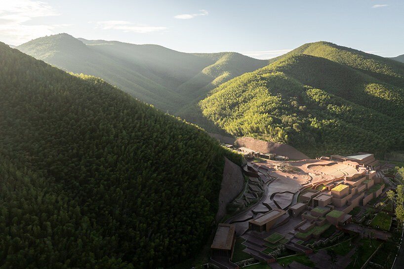 Earth Valley Theater required a type of planning unfamiliar to most theater architecture