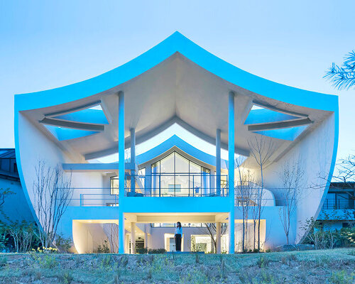 curved eave roofs shape IROJE KHM’s white lakeside residence in south korea