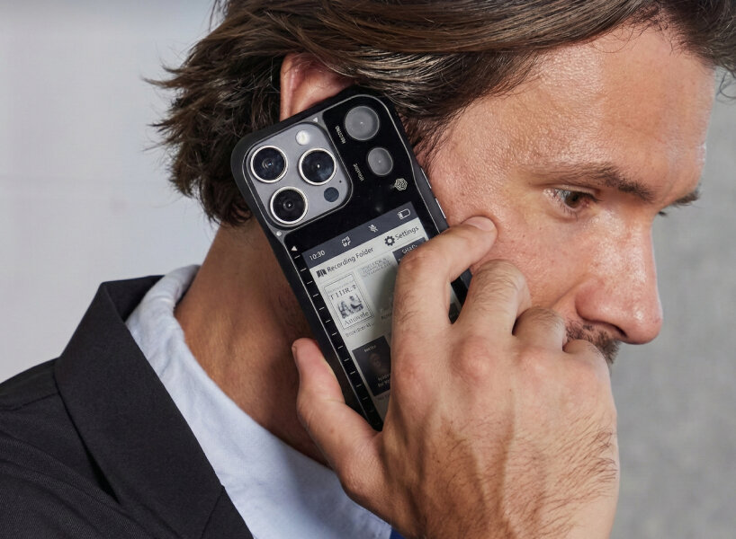 iPhone case e-ink display