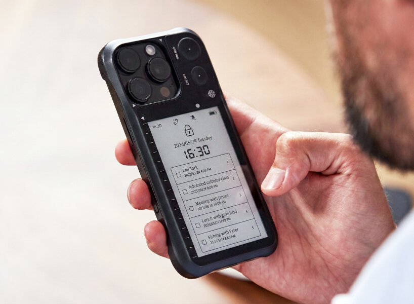 iPhone case e-ink display