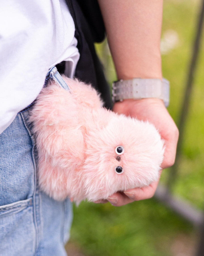 users can also attach it around their belt loops