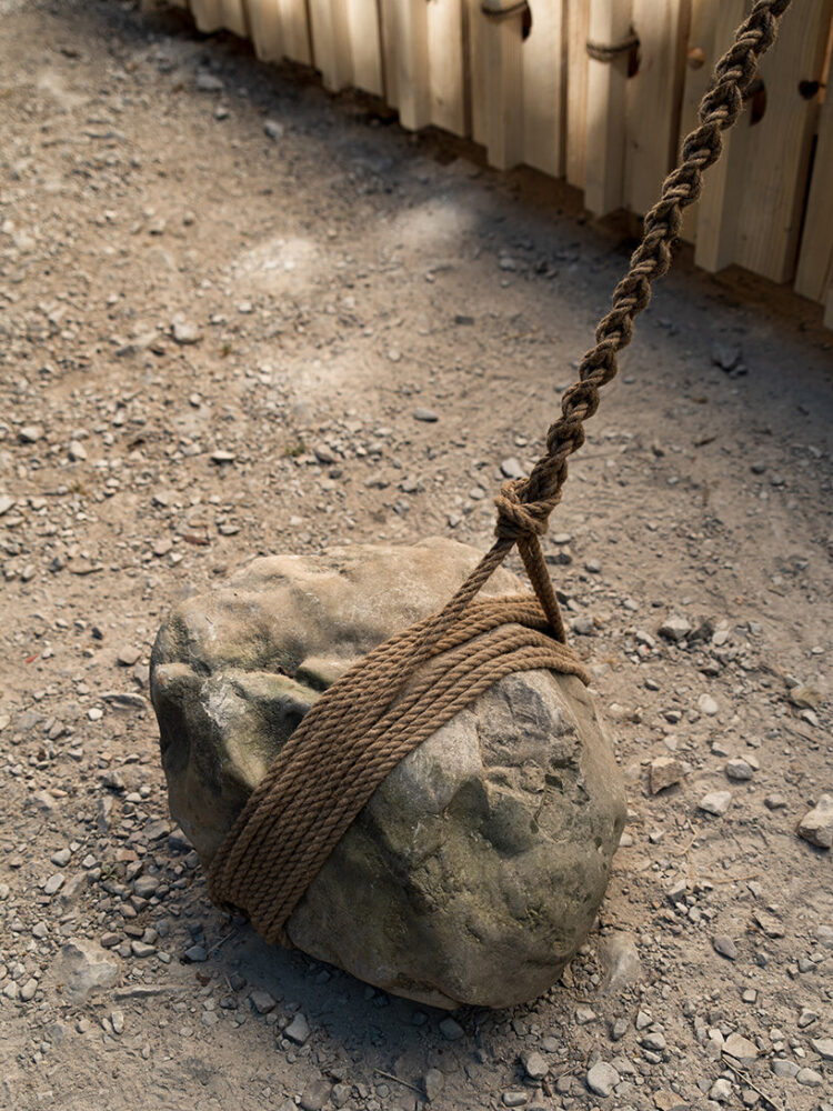 four local stones act as ballast and tie the installation to its surroundings