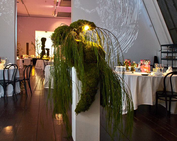 taubenkobel brings VOGELFREI culinary pop-up to vienna through botanical and light art