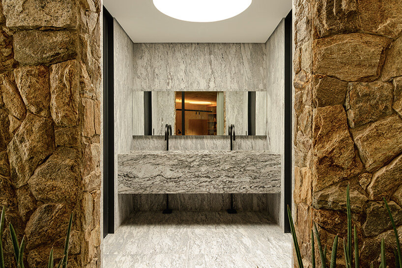 the auxiliary kitchen, bathroom, and wine cellar are embedded in the retaining wall