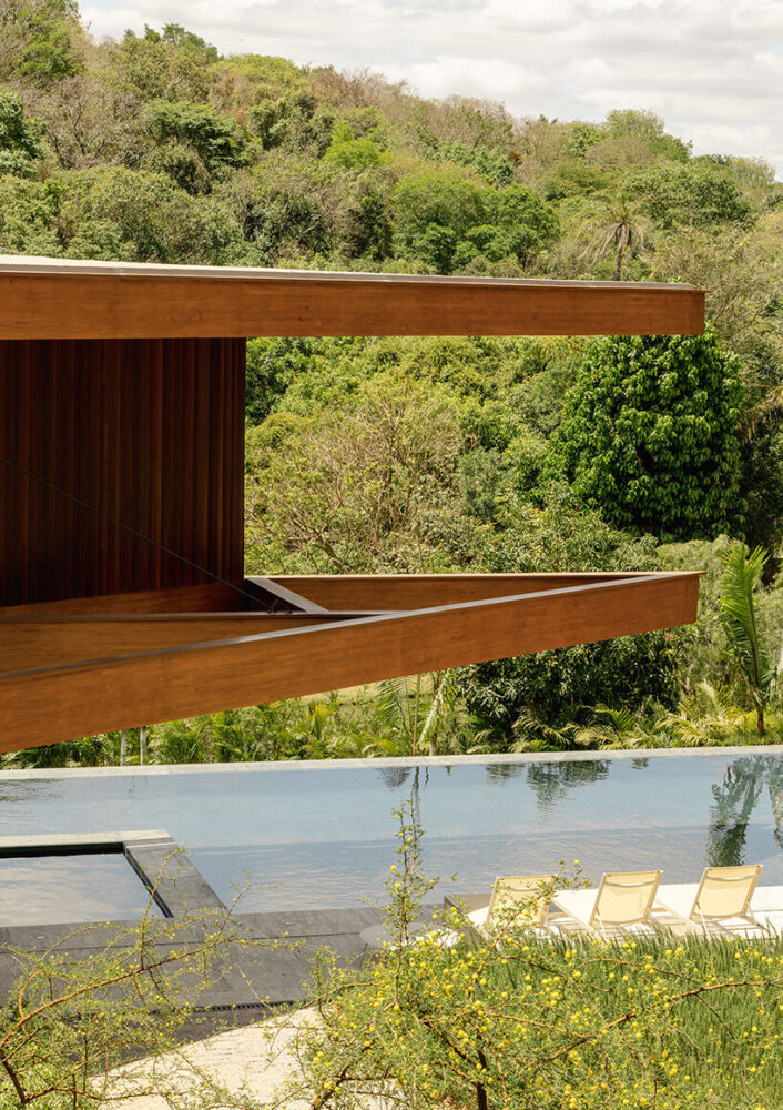 the pool’s water visually merges with the lake