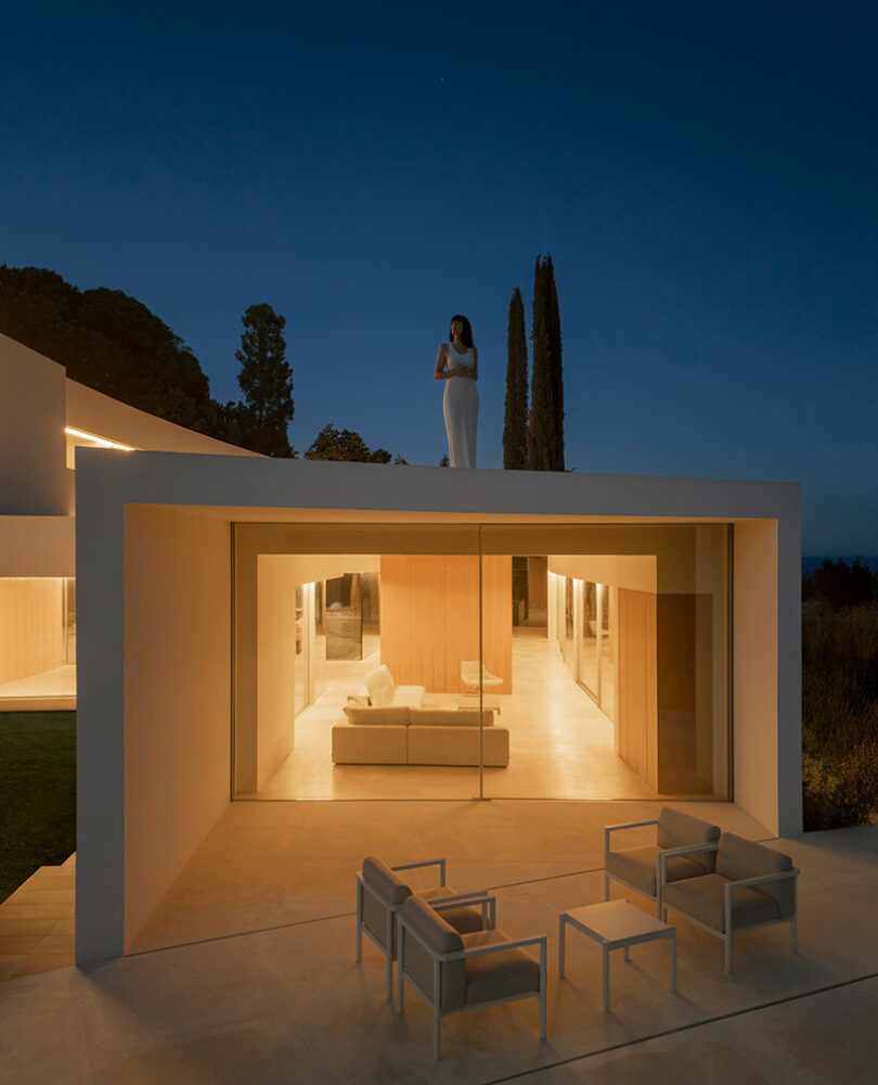 long horizontal openings reinforce the project’s emphasis on continuity