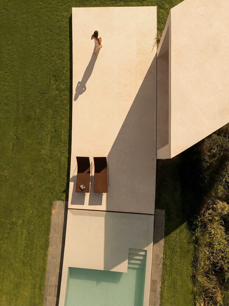 exterior terraces become intermediary spaces between architecture and landscape