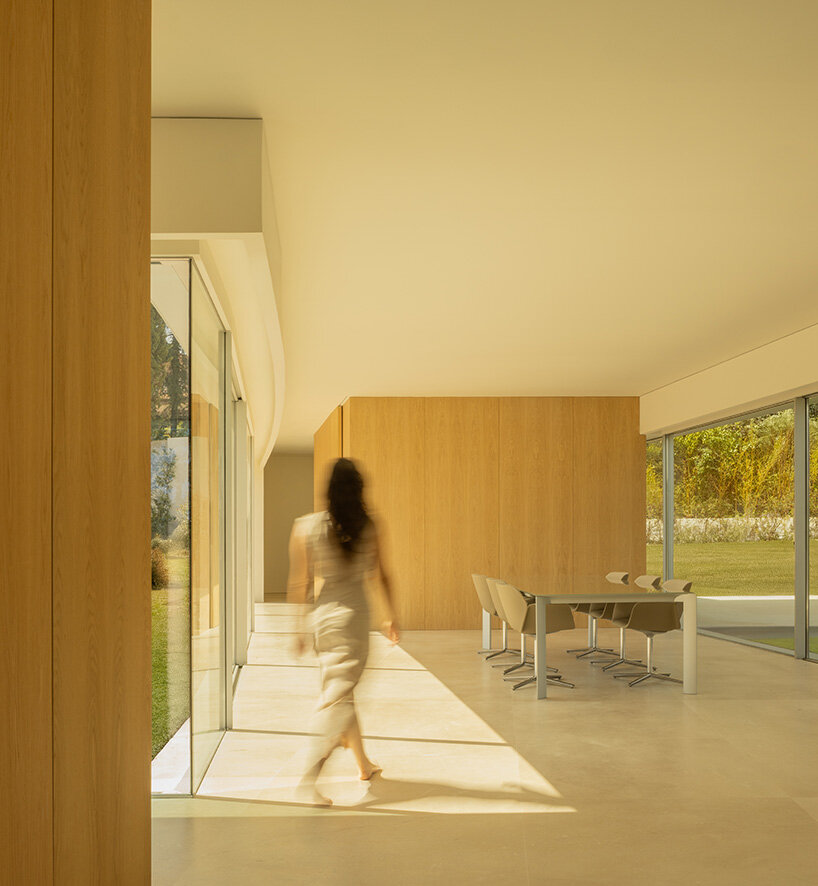 circulation unfolds along the glazed edge, keeping the landscape in constant view