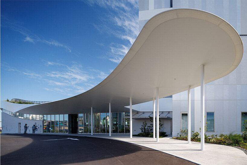 a curved canopy marks the hotel entrance | image by Yashiro Photo Office