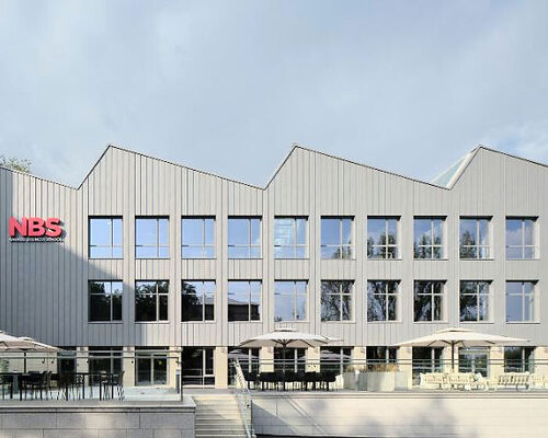 أسطح معدنية مسننة تم تجديدها في كلية إدارة الأعمال بجامعة ناركسوز في ألماتي 2 narxoz university business school 1970s campus almaty agp architects designboom 700 500x400 22b08q85r150