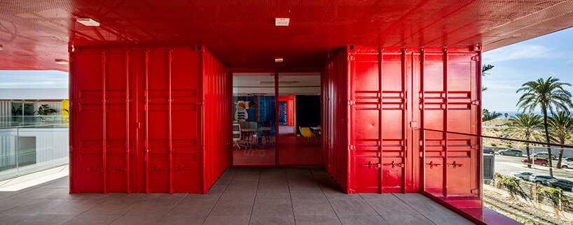 a covered outdoor corridor links workspaces while filtering light and shade