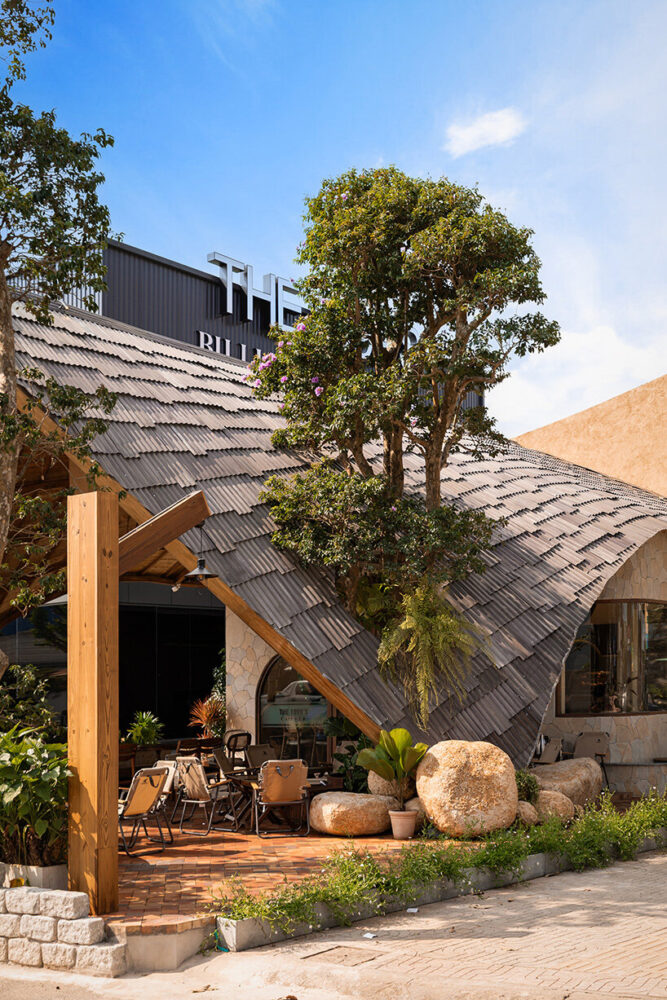 reinforcing the café’s open, garden-like character