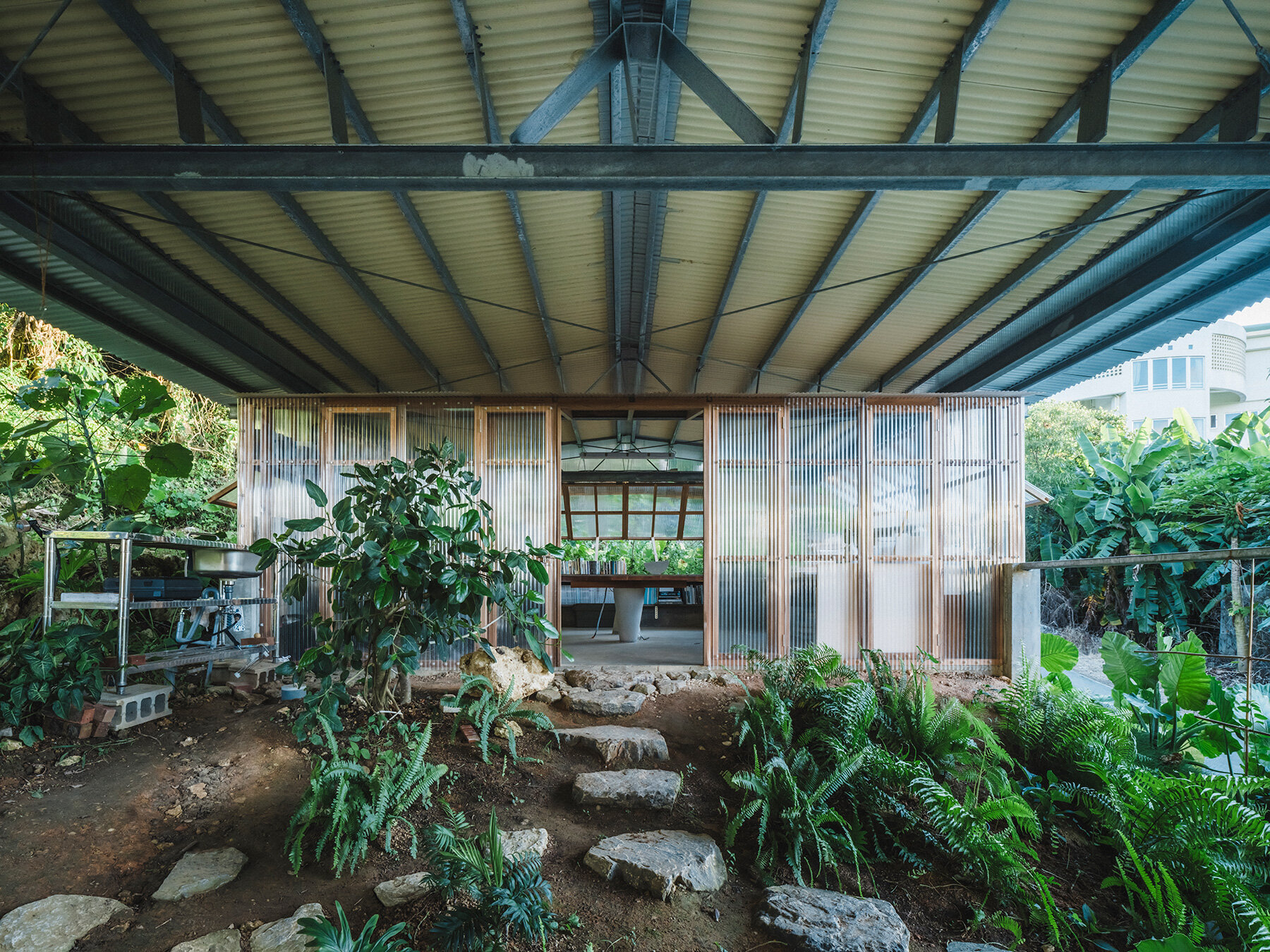 studio-cochi-architects-okinawa-workspace-double-skin-insect-netting-vinyl-designboom-large02