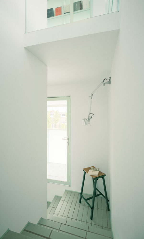 a compact landing becomes a moment of pause within the circulation sequence