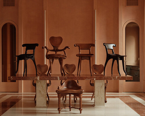 أعيد إصدار أثاث أنطونيو غاودي في مجموعة جديدة من BD barcelona 2 BD barcelona antoni gaudi furniture collection designboom 700 500x400 22b08q85r237