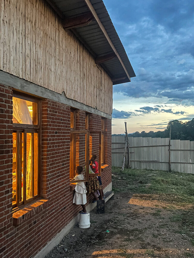 kids peering into the library