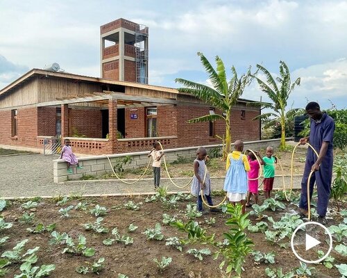 المادة 25 تبني قرية للأطفال خارج الشبكة في تنزانيا 2 article 25 kao la amani childrens village tanzania designboom 700 500x400 22b08q85r090