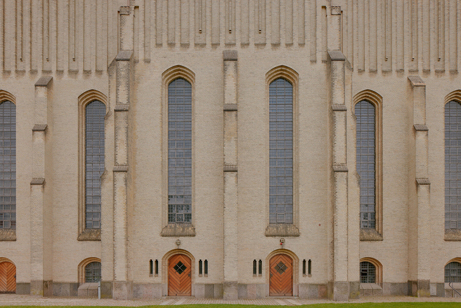 david-altrath-expressionist-geometry-grundtvigs-church-copenhagen-designboom-large02