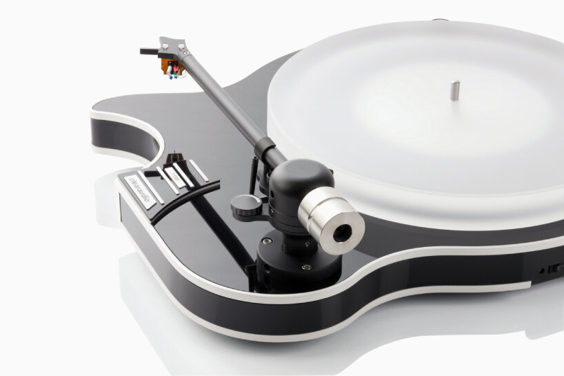 the platter sits at the center with a flat belt