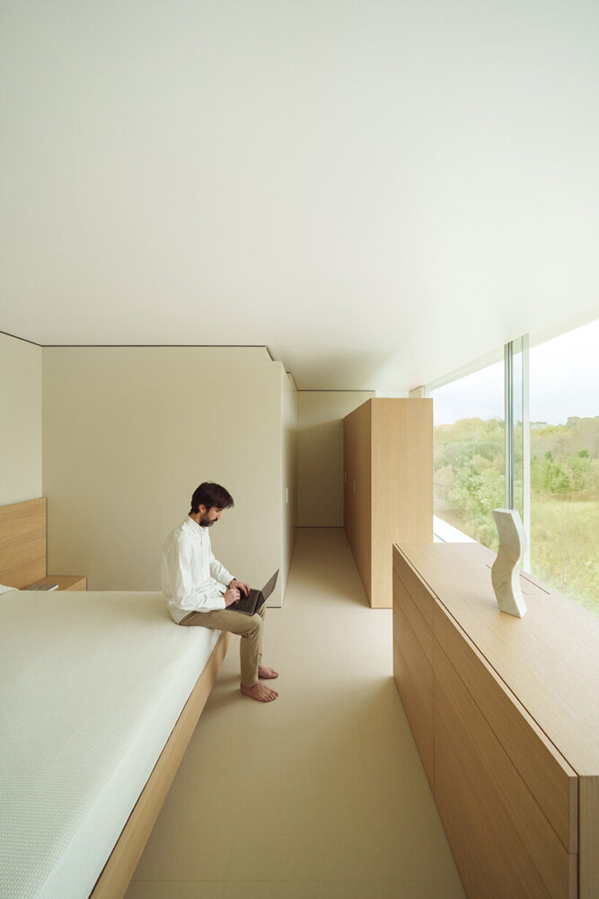 the plan separates uses without resorting to excess partitioning | image by Jesús Orrico